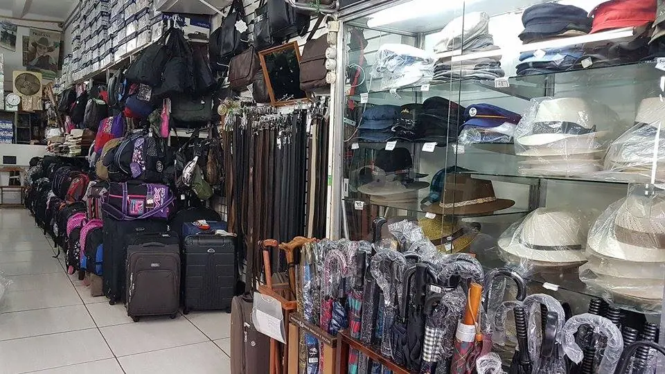 Corredor da loja com malas, mochilas e cintos
