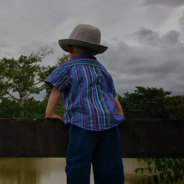 Criança usando chapéu ao ar livre
